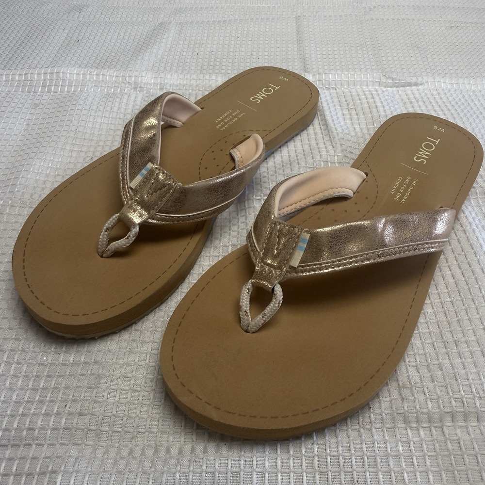Toms Gabi Flip Flop Womens Sandals Metallic Rose Gold Flip Flops Size 6
